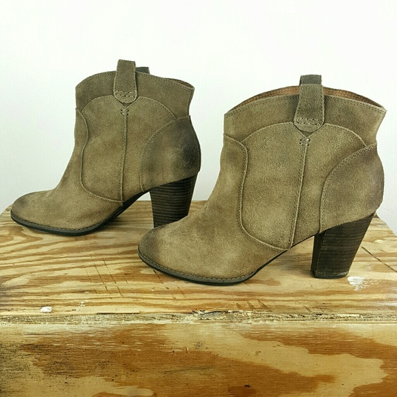 Clarks Tan Suede Booties sz. 8 Western Style - Picture 1 of 7